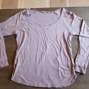 Daisy Fuentes size M lilac color shirt